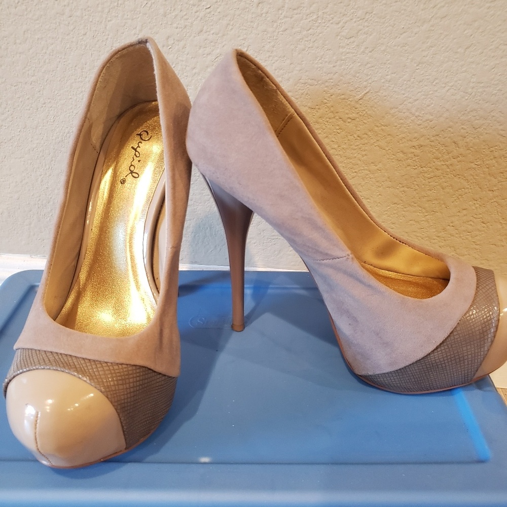 Nude pumps